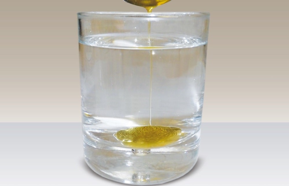  با ریختن مقداری عسل در یک لیوان آب، میزان حلالیت آن را بررسی نمایید. عسل طبیعی به راحتی در آب حل نخواهد شد.