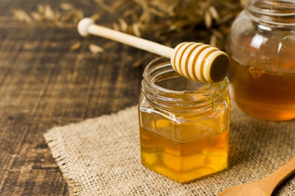 با تست کردن طعم عسل می‌توانید به تشخیص عسل طبیعی از تقلبی بپردازید. در صورتی که طعم گل و گیاه با عسل همراه باشد، به احتمال زیاد این عسل طبیعی است.