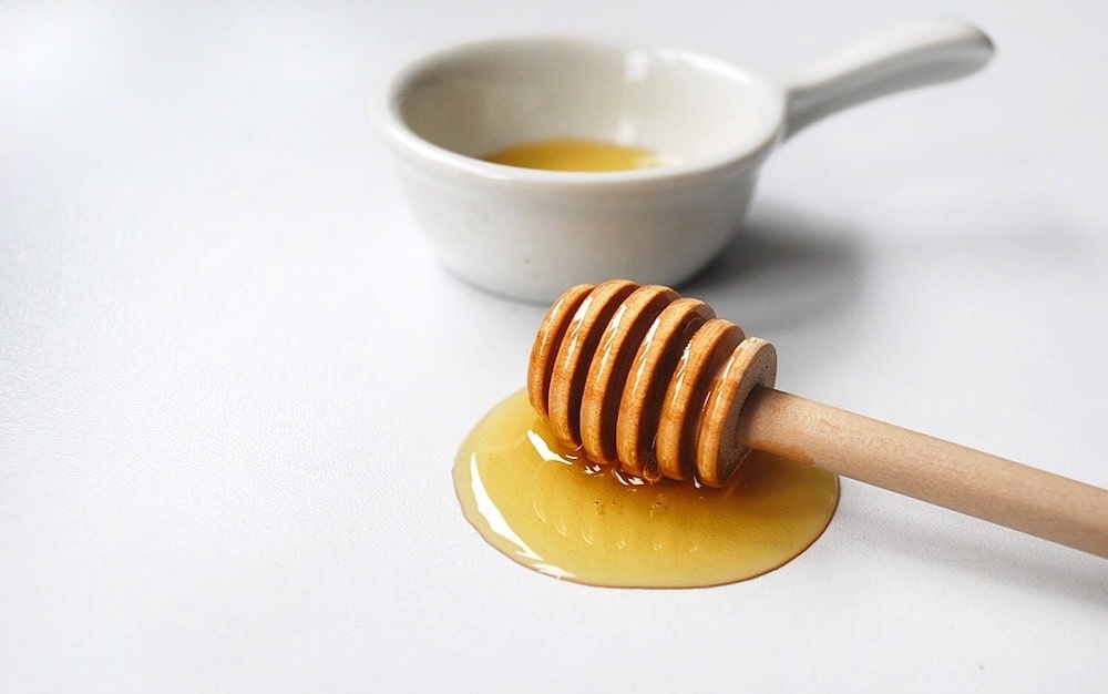 برای تشخیص عسل طبیعی از مصنوعی می‌توانید از روش تست لک روی پارچه که در بالا گفته شد، استفاده کنید.